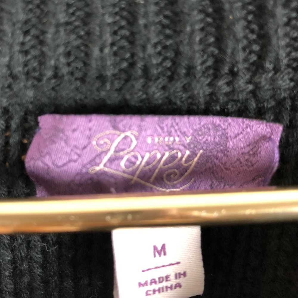 Truly Poppy • Crewneck Sweater w/Ruffle Detail. - Picture 3 of 6